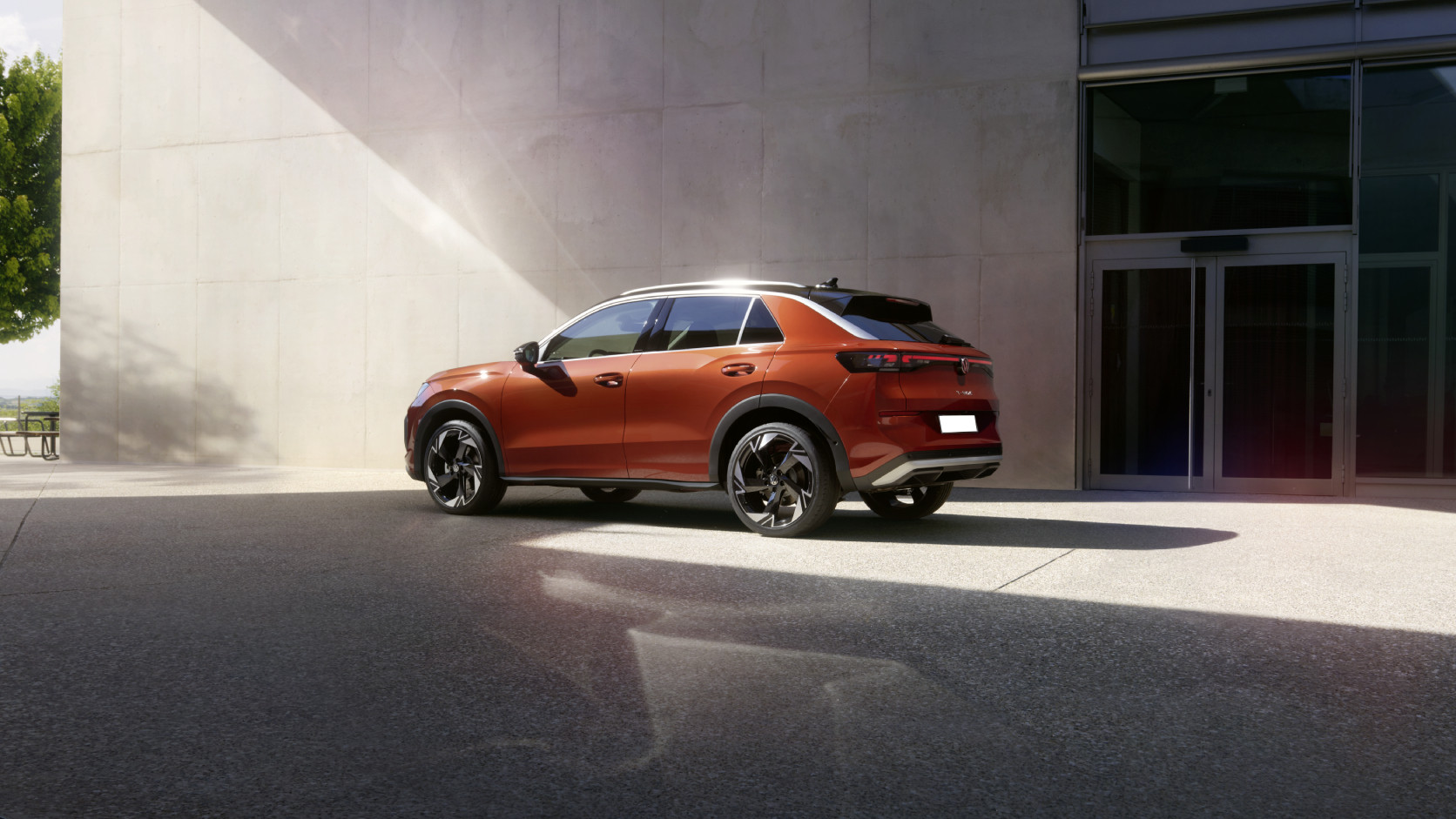 Oranžové SUV zaparkované pri predajni.
